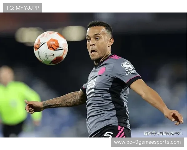 足球球星因罚站被迫出场的惊人一幕引发热议引关注 足球球星因罚站被迫出场的惊人一幕引发热议引关注